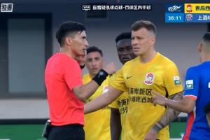 西海岸vs申花上半场,VAR多次介入,主裁麦麦提江屡次被球员围住配图